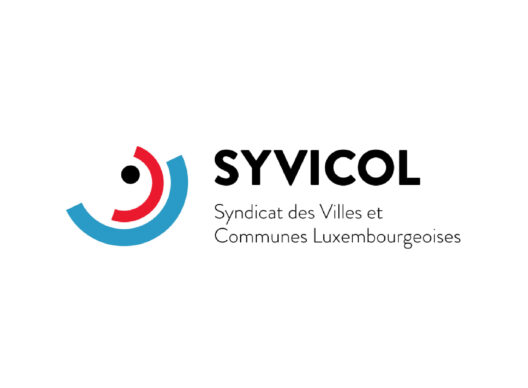Logo en lettres noires « SYVICOL » avec, à gauche, un symbole graphique circulaire composé d’arcs bleu, rouge et d’un point noir, suivi du texte exact « Syndicat des Villes et Communes Luxembourgeoises ».
