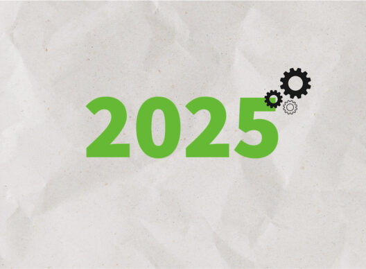 Fond blanc froissé avec le chiffre vert « 2025 » et trois engrenages noirs symbolisant la planification stratégique.