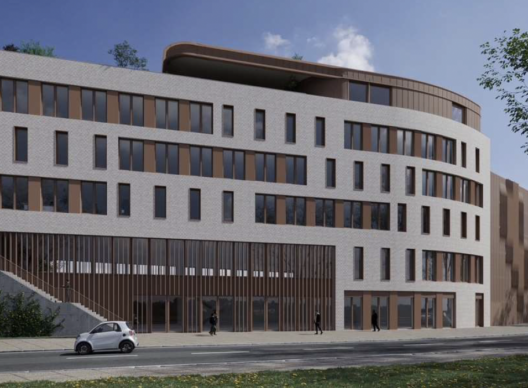 Vue de côté d'un immeuble contemporain à plusieurs étages avec une façade blanche courbée et des fenêtres panoramiques, bordé d'une route urbaine avec passants et voitures.