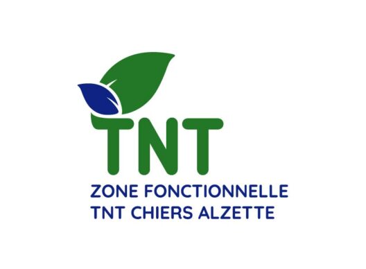 Logo de la zone fonctionnelle TNT Chiers Alzette avec la mention verte “TNT” surmontée d’une grande feuille verte et d’une petite feuille bleue, et le texte bleu “ZONE FONCTIONNELLE TNT CHIERS ALZETTE” en dessous.